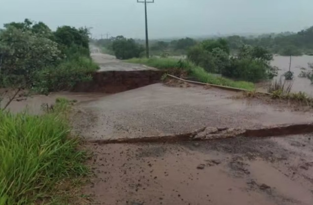 Temporal com chuva de 200 mm destrói ponte e deixa estragos em cidades de MS