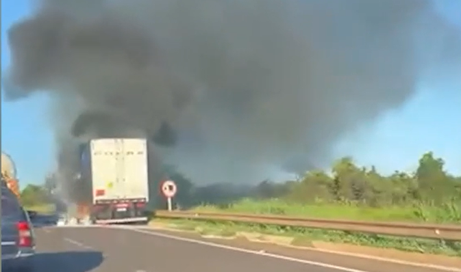 Carreta com fertilizantes pega fogo e rodovia é interditada