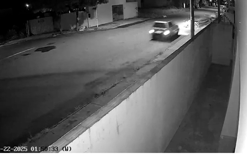 Fiat Uno colide em moto estacionada em Chapadão do Sul e motorista foge