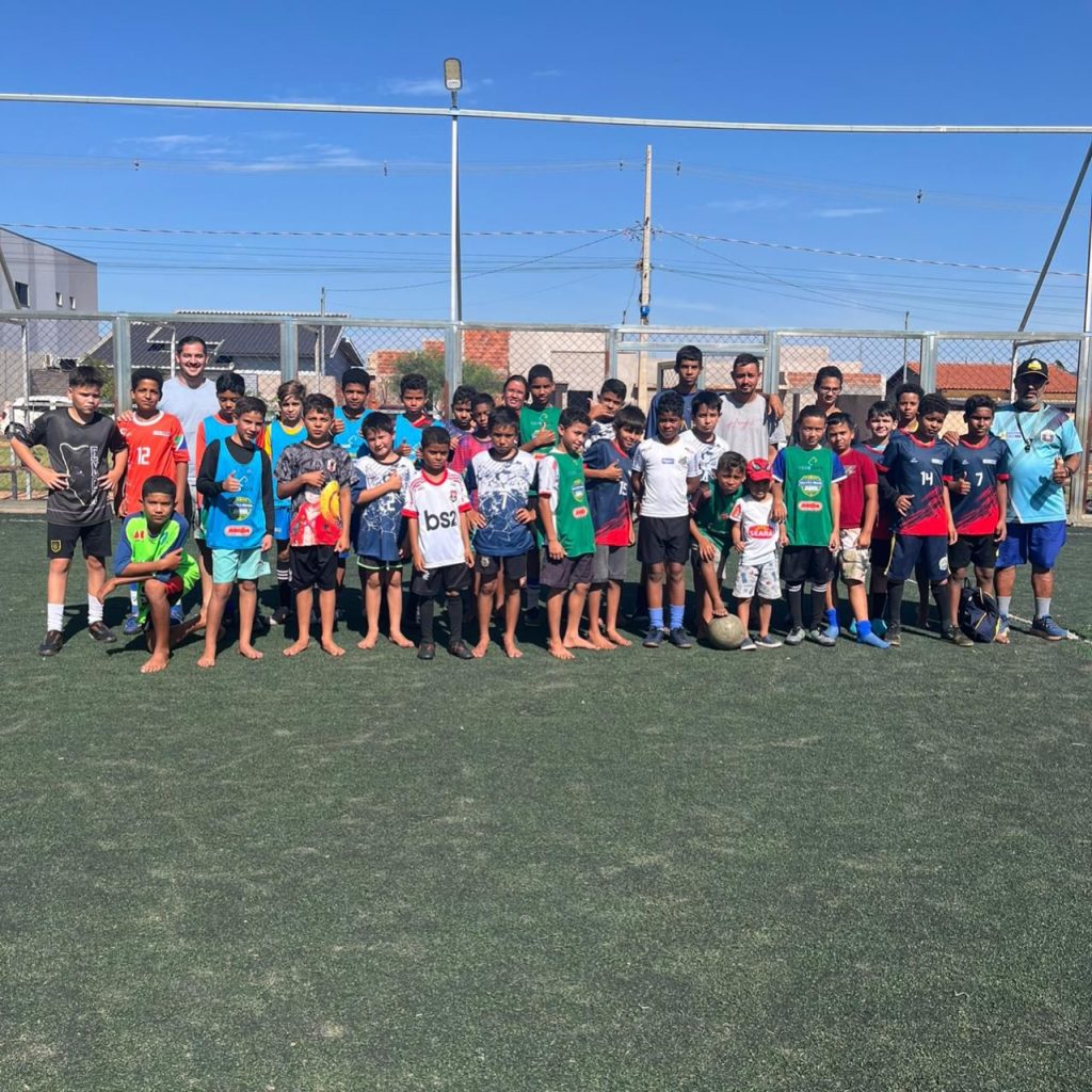 Projeto Escolinha no Bairro promove dia recreativo de integração no futebol society