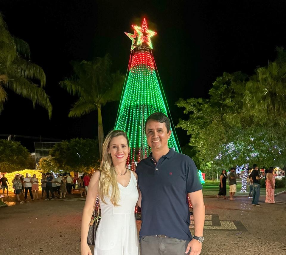 Prefeito Rodrigo Freitas realiza contagem regressiva e acende luzes do Natal Encantado na Praça São José