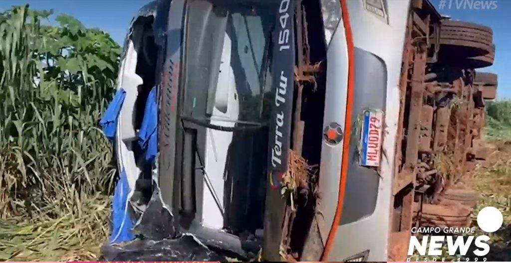 Ônibus tomba, duas pessoas morrem e 38 passageiros ficam feridos