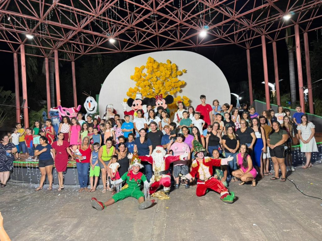 Chegada do Papai Noel encanta público do Natal Encantado em Cassilândia