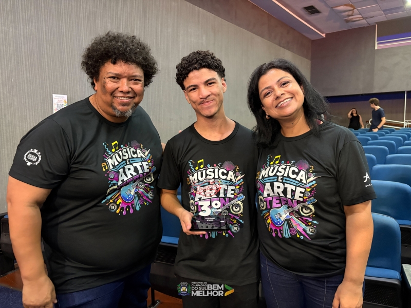 Eduardo Nunes fica no pódio do FESMORENA 2025 com a música “És meu farol”