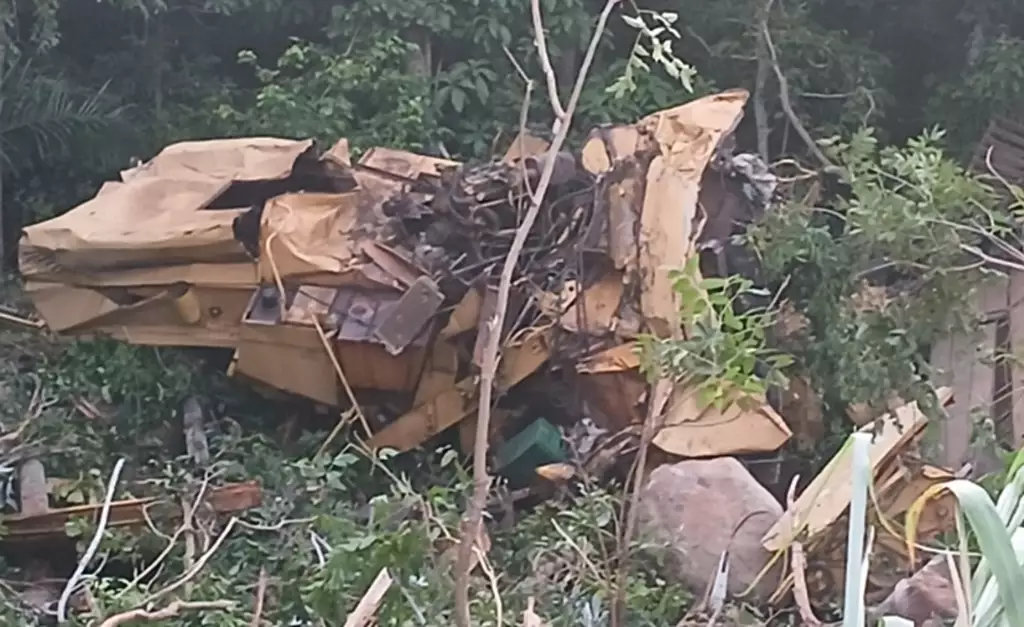 Caminhão que transportava colheitadeira cai de serra e deixa 2 mortos