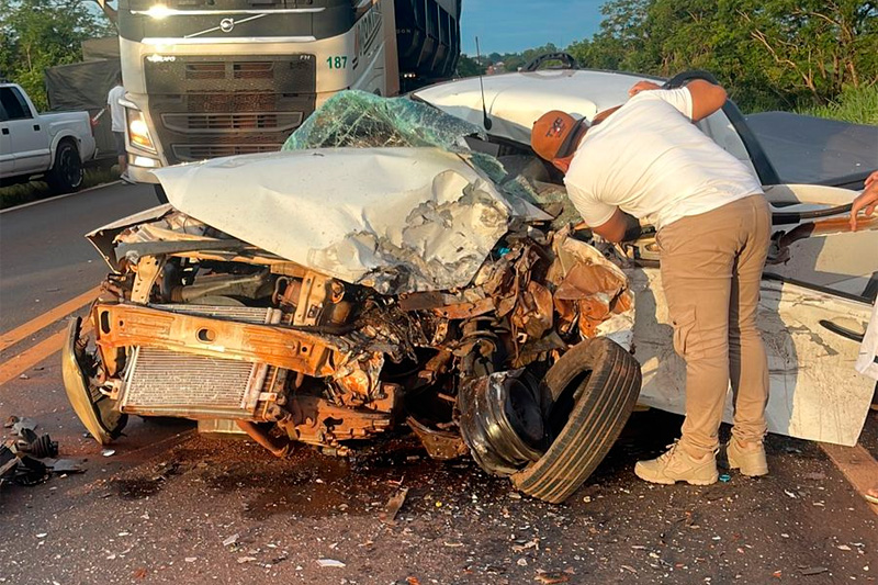 Acidente entre picape e caminhão deixa um morto em Paranaíba