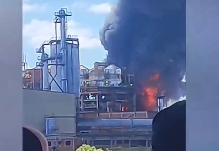 Incêndio de grandes proporções atinge usina e fumaça densa é vista de longe