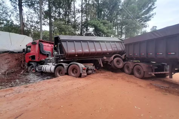 Acidente entre carreta e picape deixa três mortos na MS-240 em Inocência