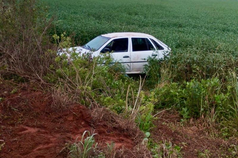 Veículo capota com três ocupantes em vicinal de Paraíso das Águas