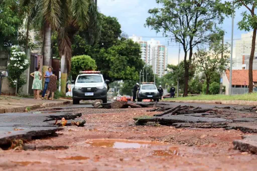 Asfalto se desintegra na Rachid Neder e reparo será “complexo”, diz prefeitura de Campo Grande
