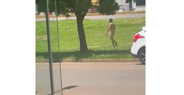 Homem caminha sem vestimentas as margens da Avenida Dois em Chapadão do Sul