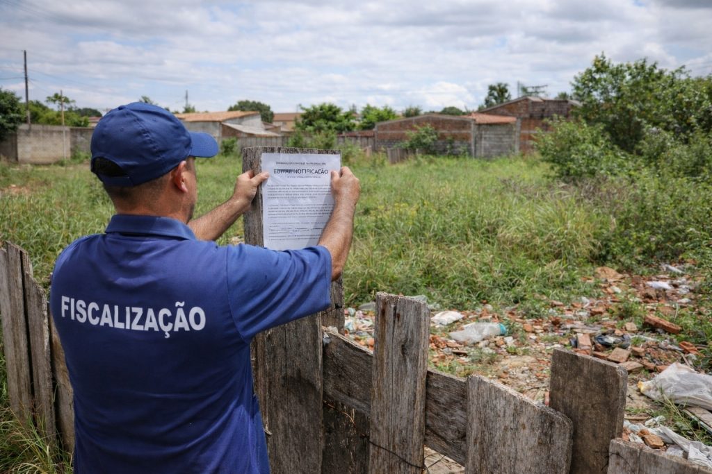 Prefeitura de Cassilândia notifica proprietários para limpeza de terrenos urbanos