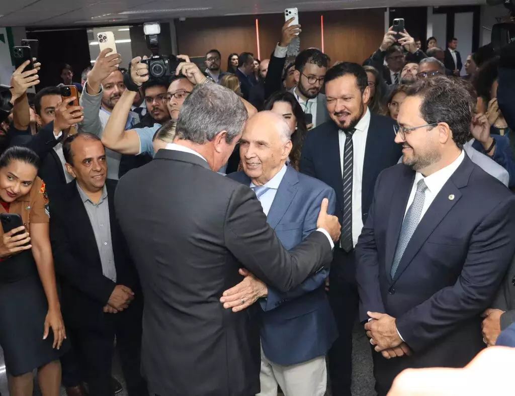 Ano legislativo começa com cadeiras vazias