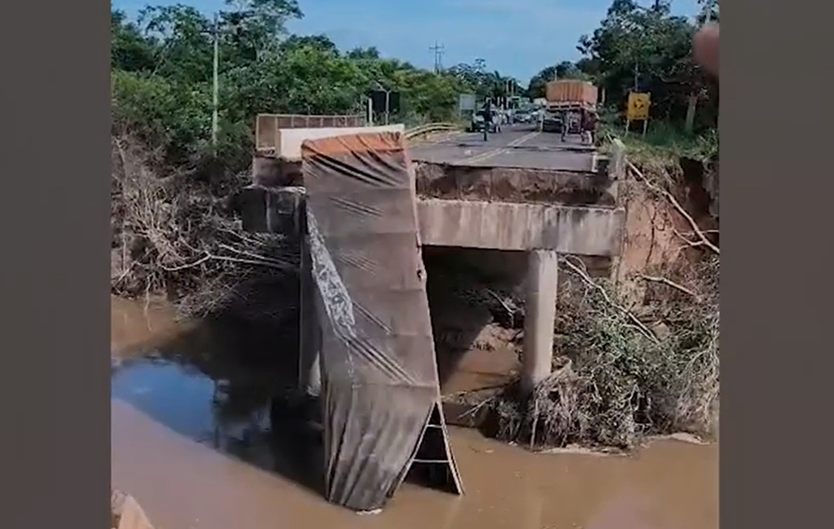 Ponte cai durante passagem de carreta, semanas após ser “engolida” por rio