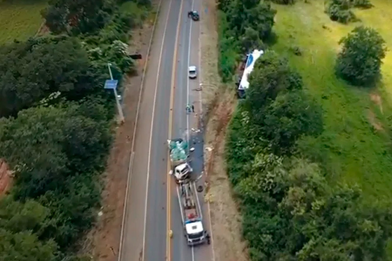 Colisão entre caminhão e carreta deixa um morto na rodovia de Paranaíba