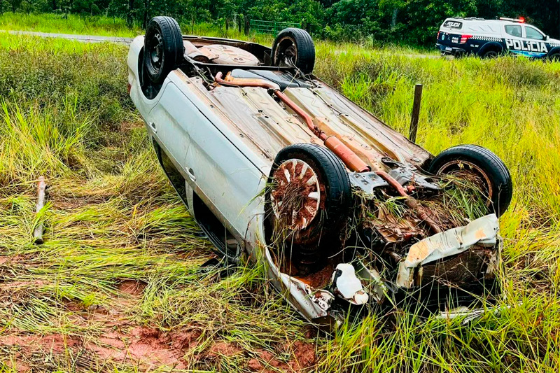Colisão com capivaras faz Voyage capotar entre Costa Rica e Figueirão e deixa condutor gravemente ferido