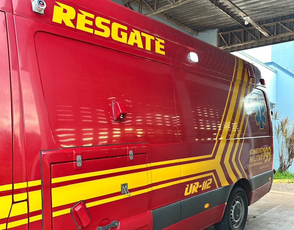 Mulher apresenta suspeita de fratura nos dois pés em colisão de moto com carro em Chapadão do Sul