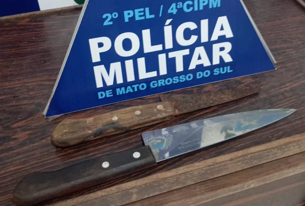 Policia Militar de Costa Rica prende homem que estava com uma faca ameaçando pessoas em via pública