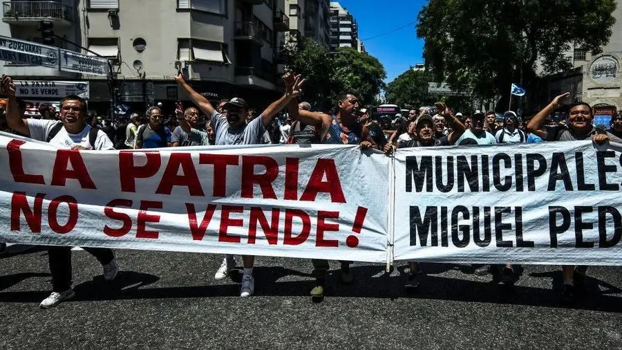 Argentina tem greve geral contra reforma trabalhista; Milei promete repressão