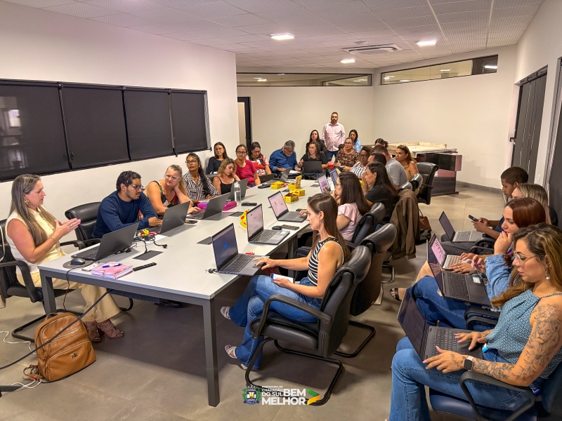 Gestores da rede municipal de ensino de Chapadão do Sul participam de reunião sobre o Programa Dinheiro Direto na Escola