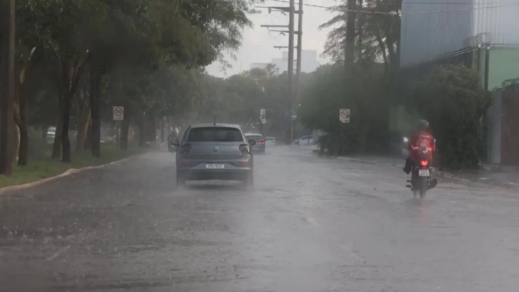Prepare o guarda-chuva: avanço de frente fria favorecerá novos temporais em MS
