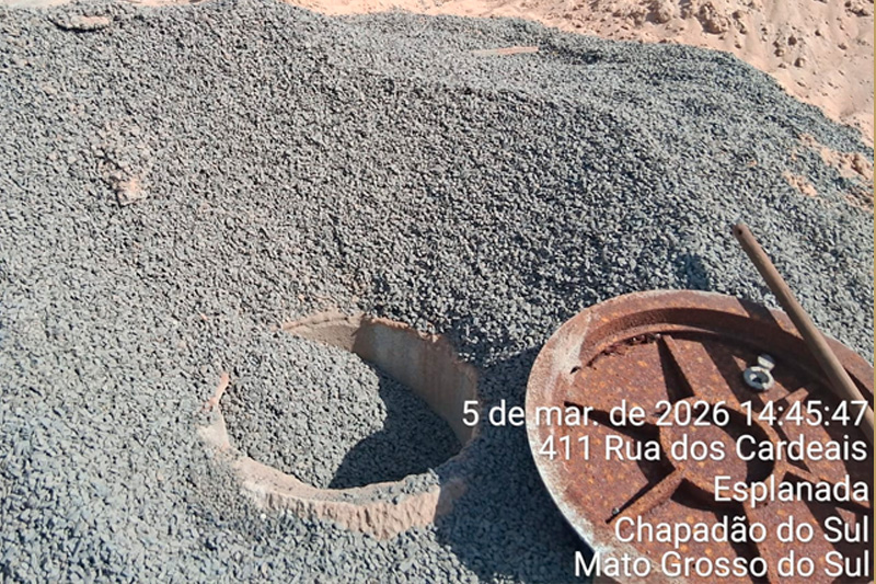 Executores de obras danificam e entopem PV de esgoto no Esplanada V e causam grande transtorno