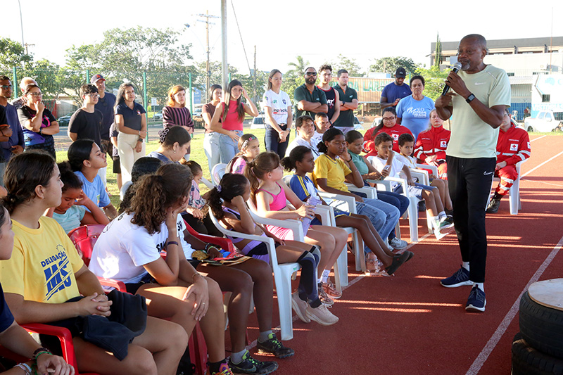 Chapadão do Sul recebe lenda do atletismo brasileiro Zequinha Barbosa em tarde de inspiração e aprendizado