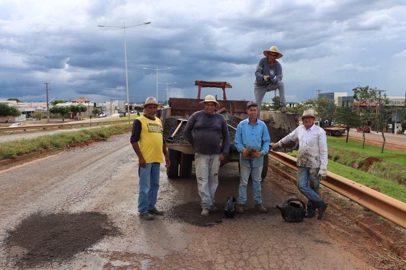 Tapa-buracos na Avenida 306 reforça manutenção urbana em Chapadão do Sul