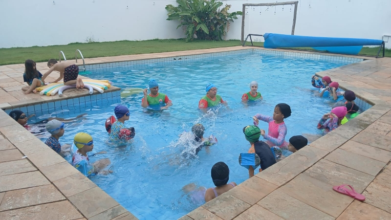 Natação infantil amplia atendimento e encanta crianças na Casa de Mentoria em Chapadão do Sul