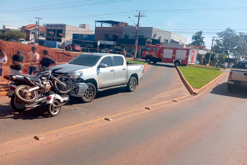 Motocicleta com reboque invade a contramão em viaduto e colide de frente com caminhonete