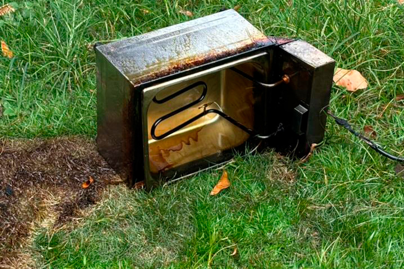 Fritadeira elétrica pega fogo em residência e causa danos em instalação elétrica de casa