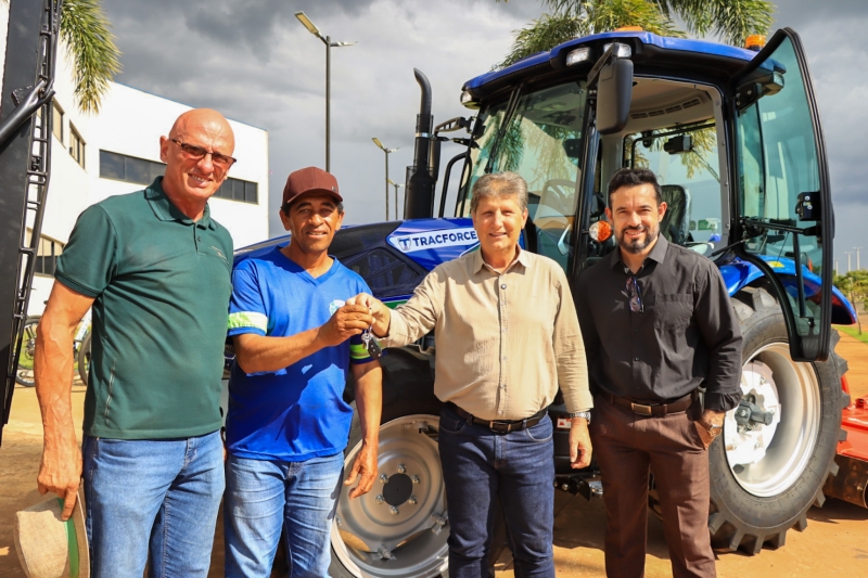 Prefeitura entrega mais de R$ 500 mil em máquinas e equipamentos para Secretaria de Obras