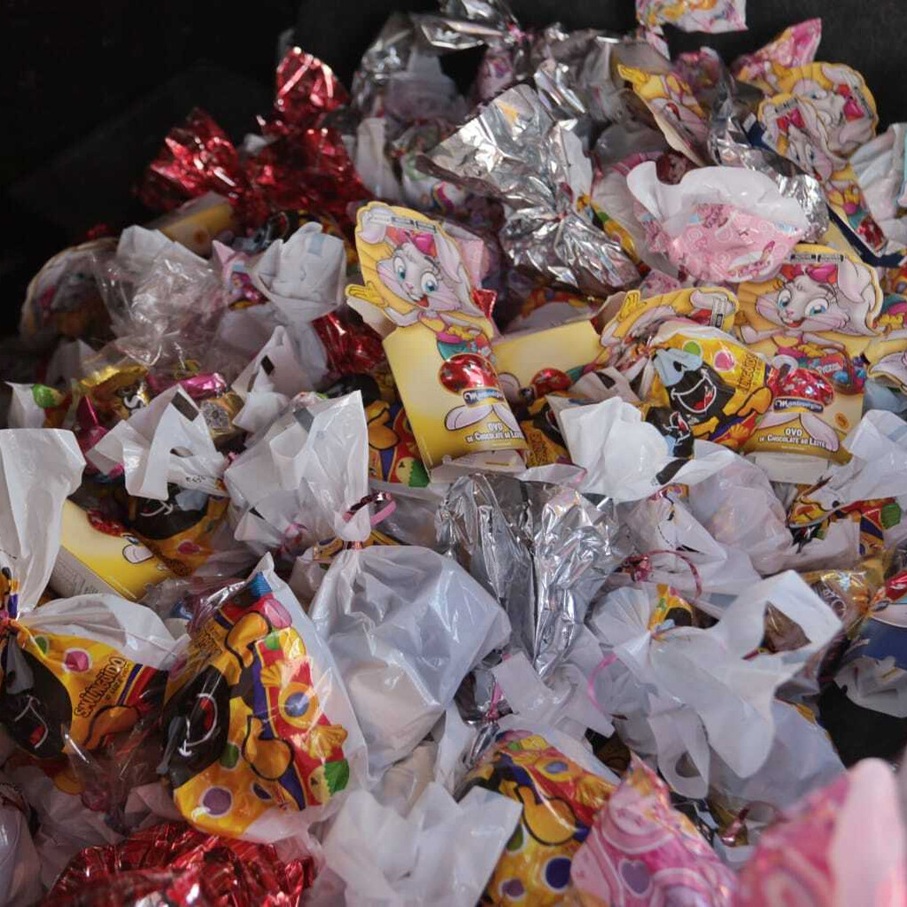 Grupo é suspeito de distribuir ovos de Páscoa para promover o Comando Vermelho