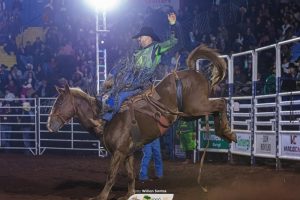 Chapadão do Sul celebra conquista de peão campeão da Expoingá no Paraná
