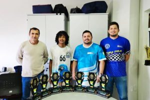 Secretário de Esporte e adjunto receberam troféus conquistados na Liga Handebol de Integração