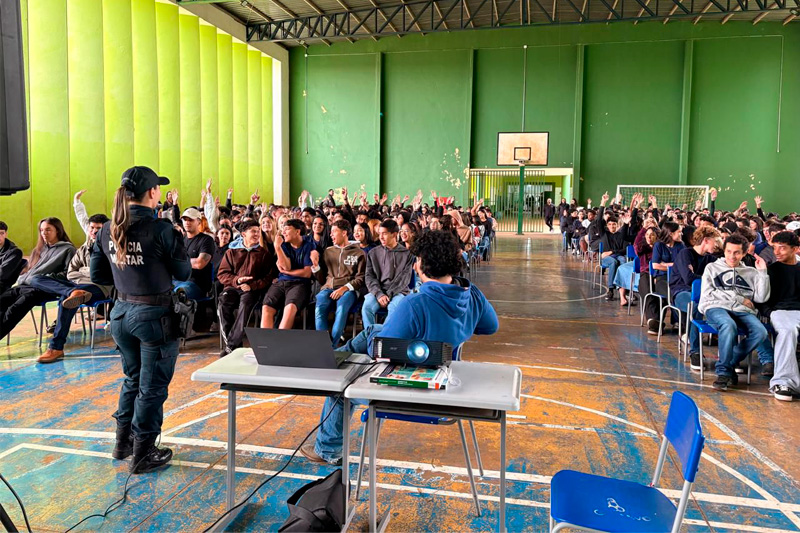 PC realiza palestra sore os riscos dos cigarros eletrônicos para adolescentes