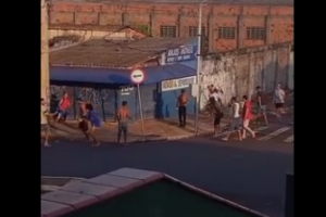 Morador registrou em vídeo ao menos 15 pessoas agredindo funcionários de banco