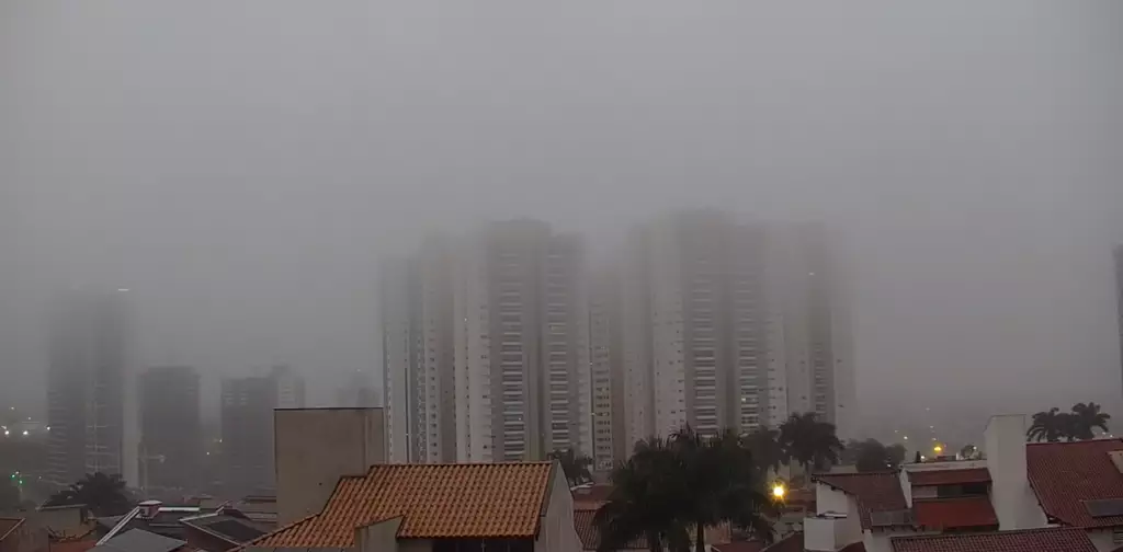 Semana de chegada do inverno começa com nevoeiro; aeroporto fecha para pousos