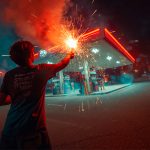 PM apreende adolescente após ele atirar fogos de artifício em posto de combustíveis em Chapadão do Sul