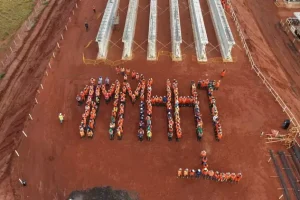 Operários comemoram 1 milhão de horas trabalhadas em obra de gigante da celulose
