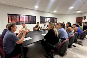 Reunião entre Prefeitura, Câmara e moradores avança em soluções para entrega das 42 casas do Residencial Araras