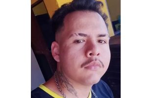 Grupo armado invade casa, rende mulher e mata rapaz na frente da família