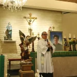 Pétalas, graças e fé celebram 1º ano de Carlo Acutis como santo