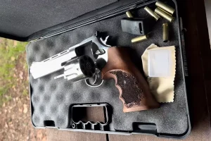 Caçador perde revólver e munições em rodovia e teme que arma seja usada em crime.