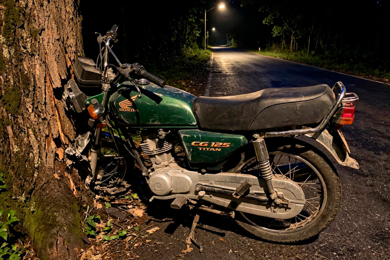 Homem morre ao colidir moto em árvore em Costa Rica