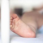 Pai mantém bebê em cárcere e tenta usá-lo como ‘escudo’ contra a polícia em MS