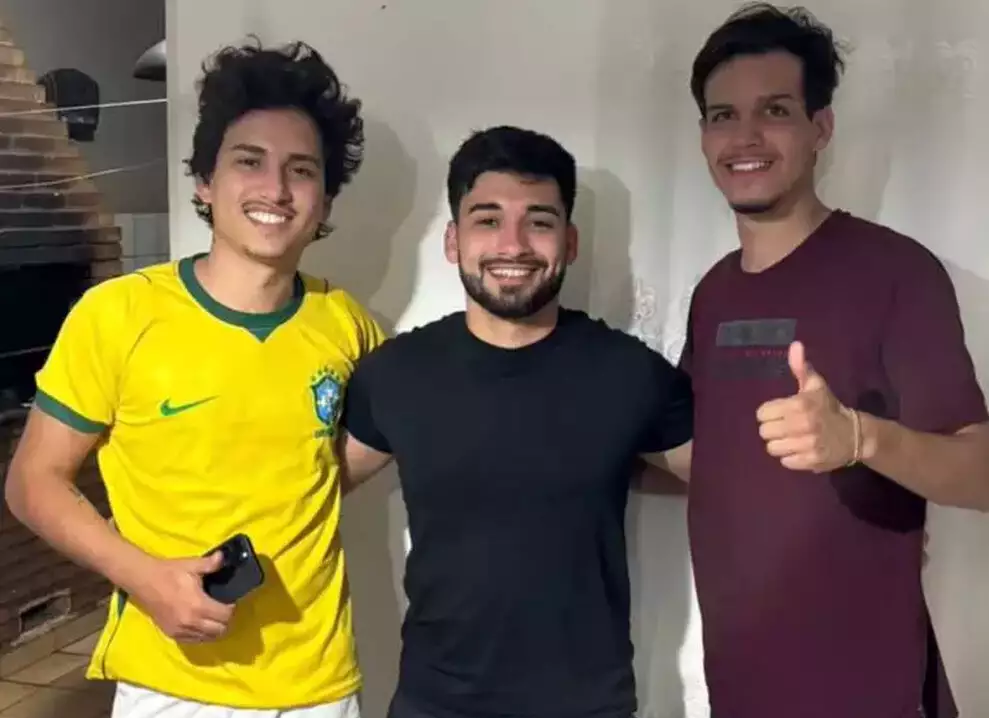 Barco vira e 3 amigos passam a noite pendurados em árvore: “foi assustador”