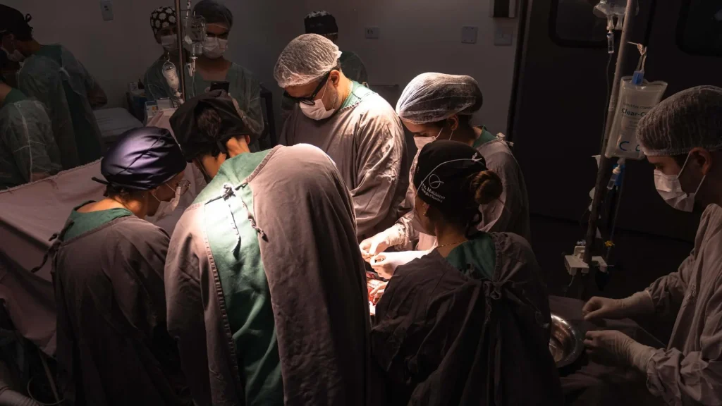 Em cirurgia inédita, menino com 60% do corpo queimado faz transplante de pele na Santa Casa