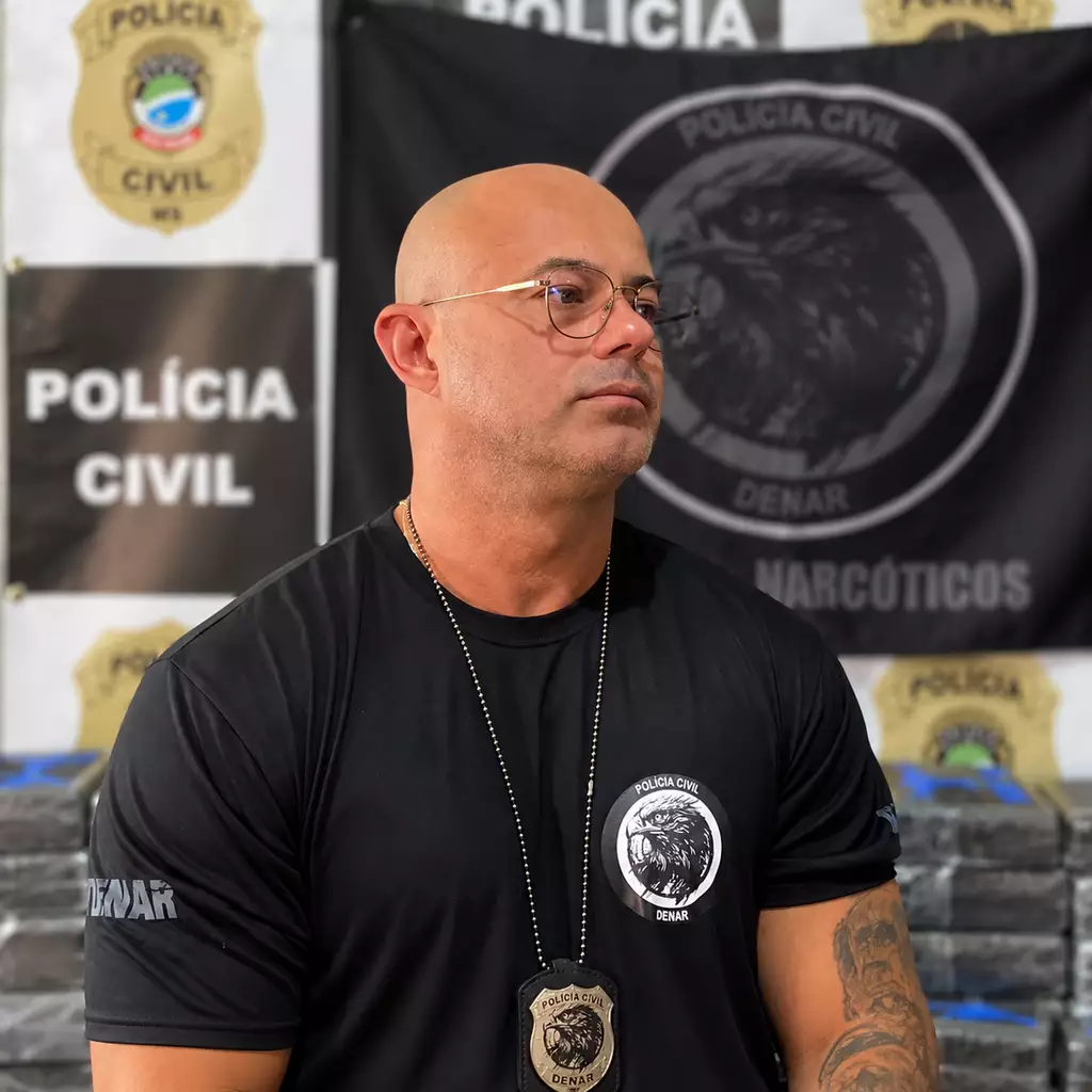 Policial há 17 anos, delegado “caçou” traficantes e acabou preso entre eles.